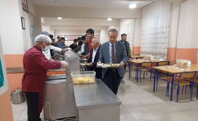 Ağrı Milli Eğitim Müdürü, öğrencilerle yemek yedi