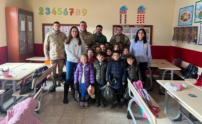 Ağrı#039;da jandarma köy çocuklarını sevindirmeye devam ediyor