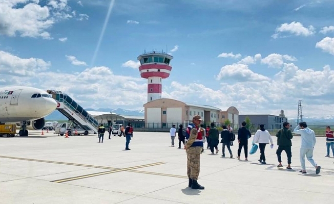 Ağrı#039;da 227 Afgan göçmen sınır dışı edildi