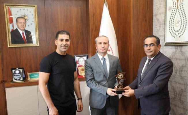 Ağrı İl Milli Eğitim Müdürüne Halk Oyunlarından Plaket