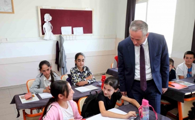 Ağrı Milli Eğitim Müdürü Kökrek, Tezerendeki okulu inceledi