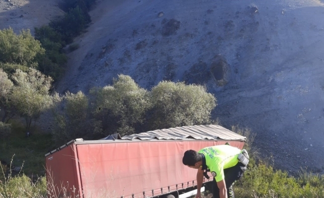 Erzincanda tır şarampole uçtu