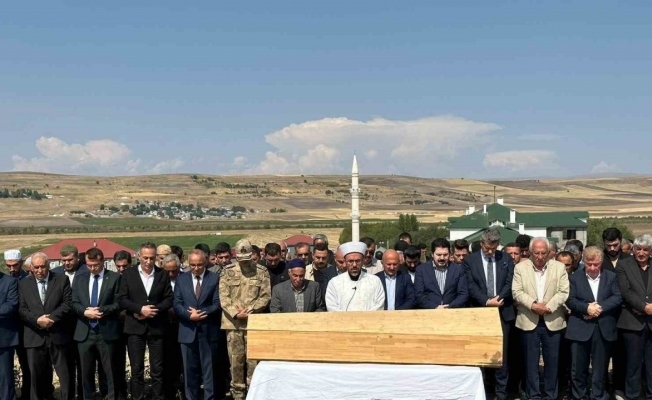 Eski Ağrı Belediye Başkanı Sayanın annesi son yolculuğuna uğurlandı