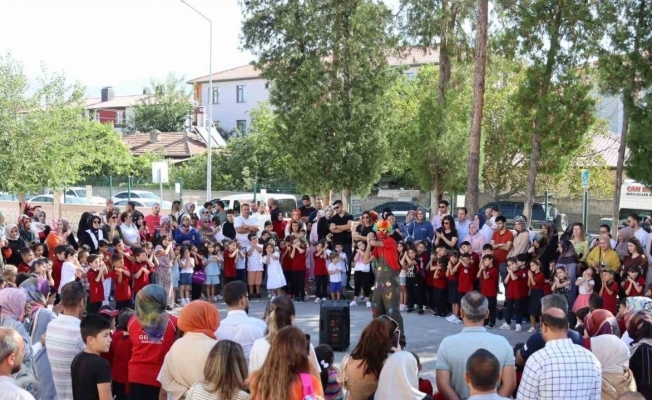 Okula yeni başlayan miniklere palyaço sürpriz