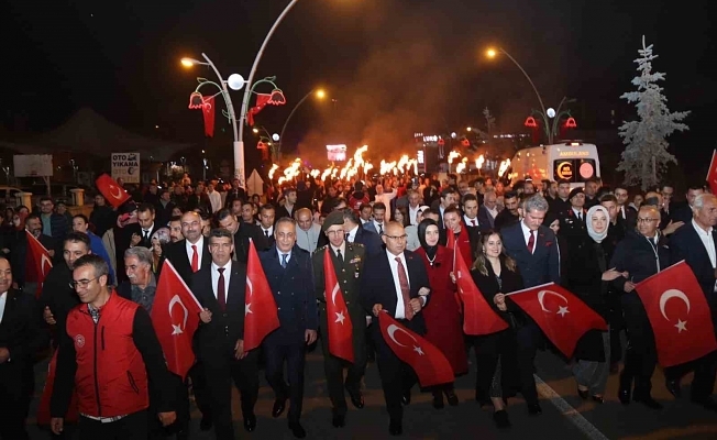 Ağrıda havai fişek gösterisi geceyi aydınlattı
