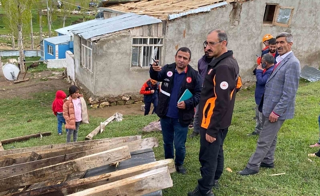Ağrıda fırtına çatıları uçurdu