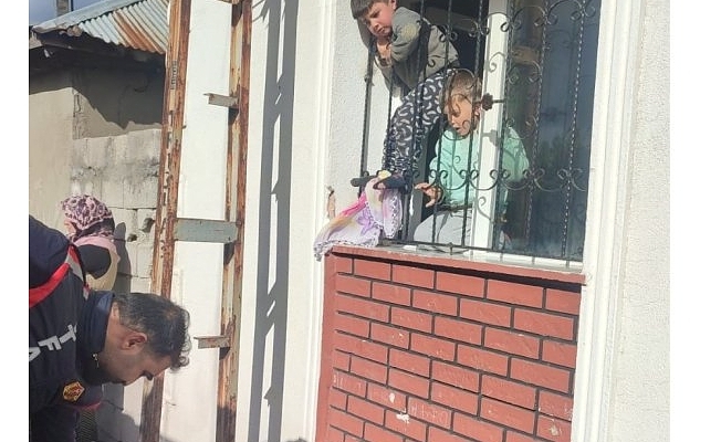 Pencereye sıkışan çocuk itfaiye ekiplerince kurtarıldı