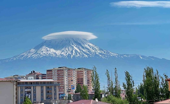 Ağrı Dağı zirvesini mercek bulutu süsledi