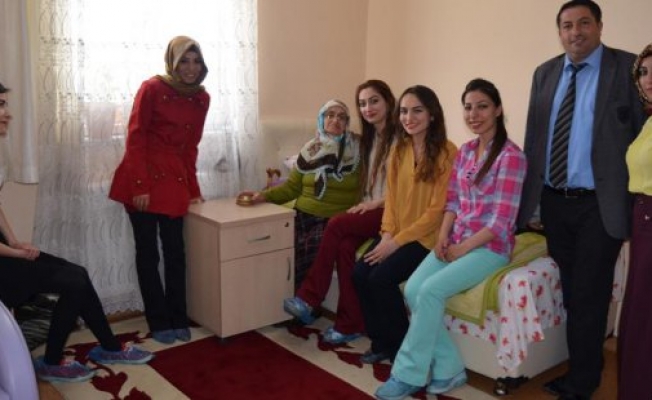 Genç Birlik ve AİÇÜ Uluslararası İlişkiler Kulübü Huzur Evi Ziyareti