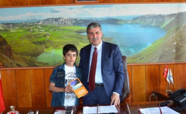 Başkan Aksoya yazdığı kitabı hediye etti