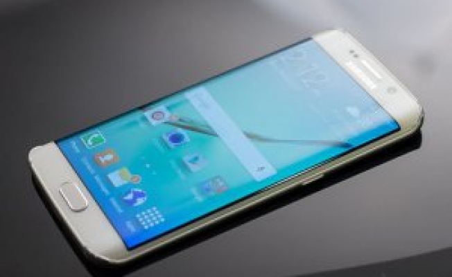 Samsung, Galaxy Note 5 Edge öncesi kavisli ekrana sahip yeni bir telefon duyurabilir