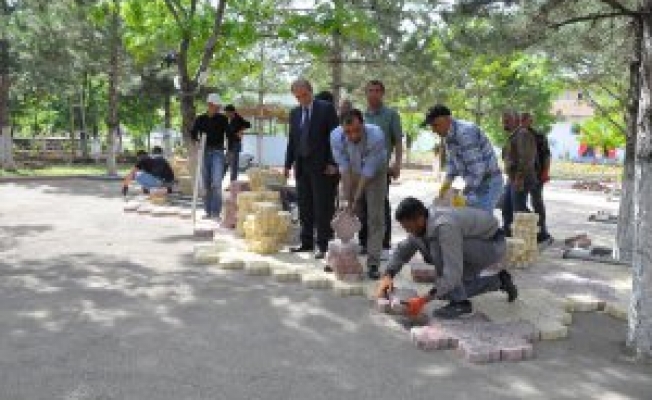 Hurşit Eren Parkında çevre düzenlemesi yapılıyor