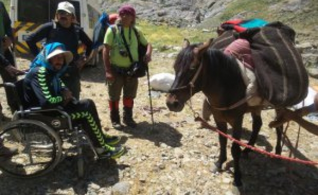 Dağcıların sırtında Cilo Dağında zirve yaptı
