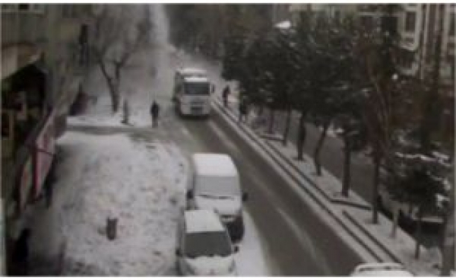 Tatvanda Kar Kütlesinin Düşme Anı Kameraya Yansıdı