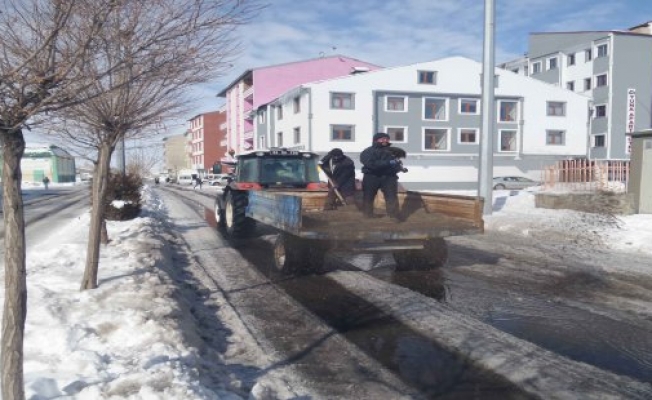 Taşlıçayda Buzlanan Yollara Tuzlama Ve Temizlik Çalışması Yapıldı