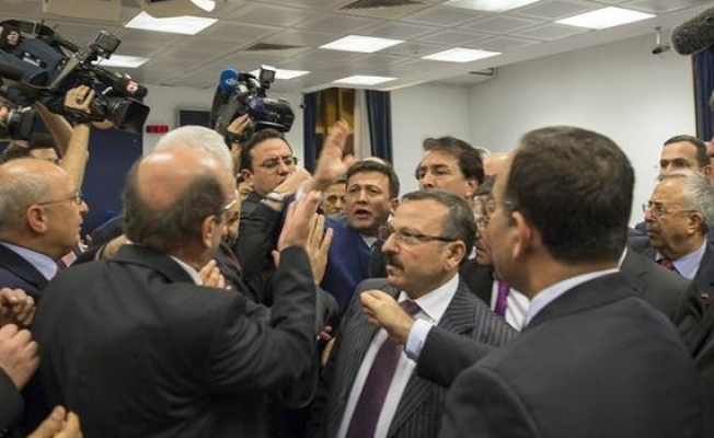 CHPli Mehmet Bekaroğlu ile AK Partili Hamza Dağ arasında tartışma