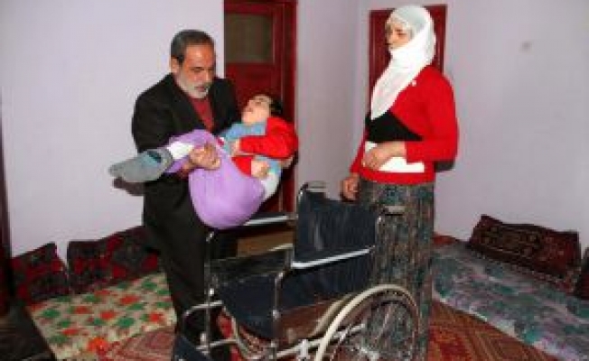 Muhtardan Engelli Çocuğa Tekerlekli Sandalye Desteği