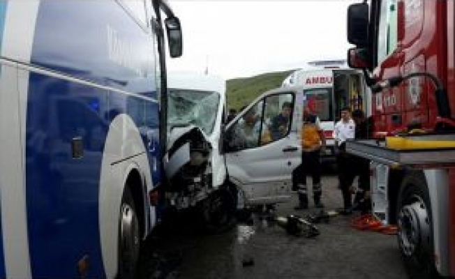 Erzurumda Trafik Kazası: 3 Yaralı