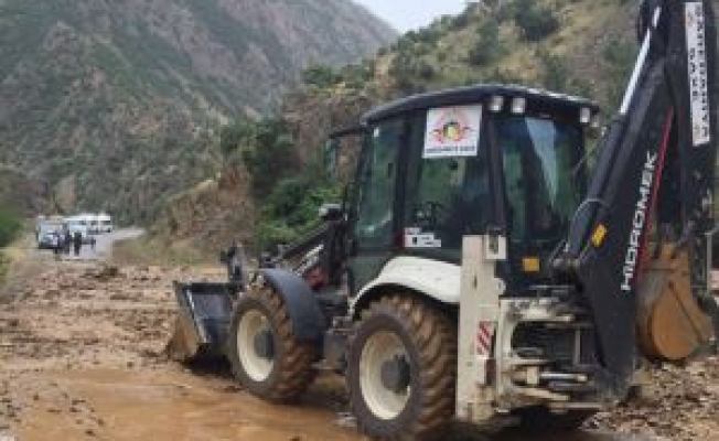 Çatakda Heyelan Yol Kapattı