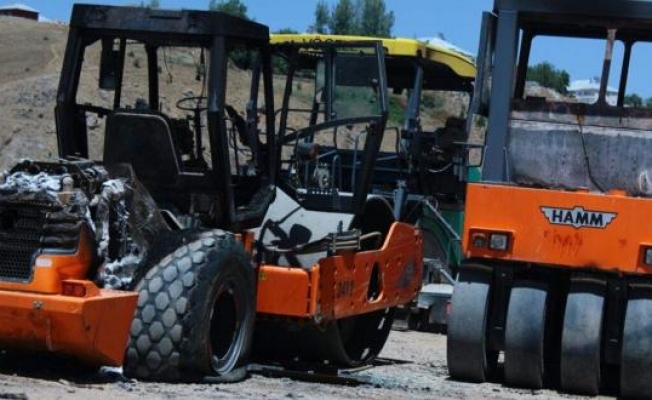 Karlıovada Pkklı Teröristler 2 Araç Yaktı