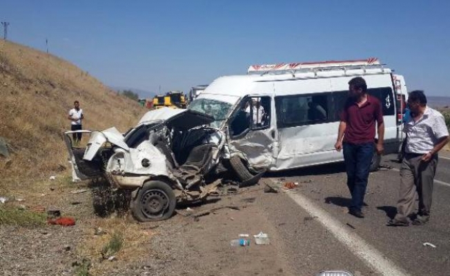 Bingölün Karlıova ilçesinde Kamyonet Devrildi: 1 Ölü, 2 Yaralı