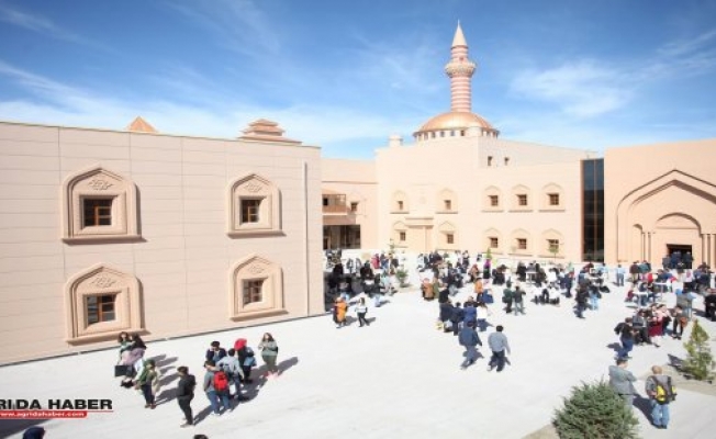 İshakpaşa Sarayı Modelli Kongre Merkezinde Bilim Adamları ve Öğrenciler Bıuluştu