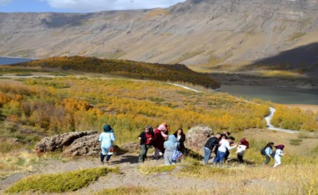 Tatvandaki Nemrut Krater Gölü Sonbahar Güzelliği ile Büyüledi