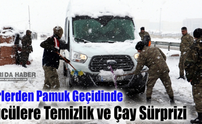 Askerlerden Pamuk Geçidinde Sürücülere Temizlik ve  Çay Sürprizi