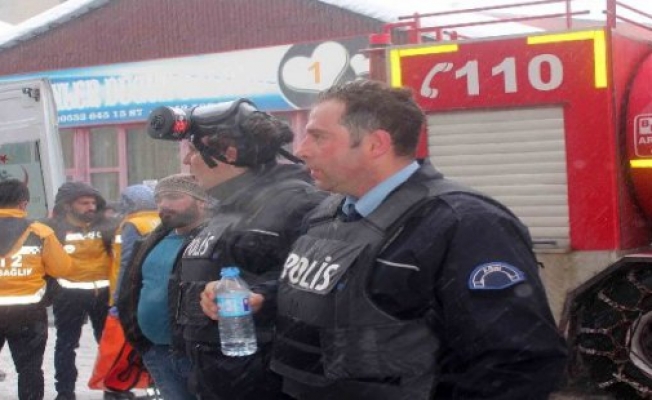 Ağrıda Görev Yapan 2 Kahraman Polis 10 Kişiyi Yangından Kurtardı