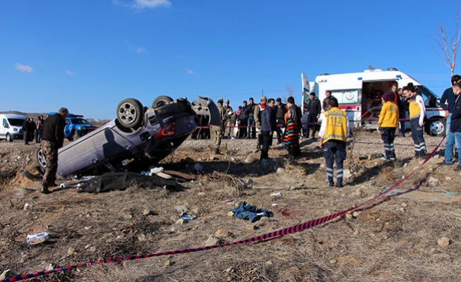 Otomobilin şarampole yuvarlanması sonucu 5 yaralı var