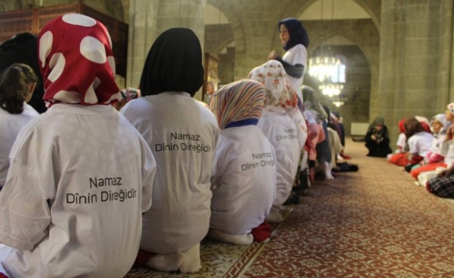 Erzurumda Öğrenciler Öğle Namazında Buluştu