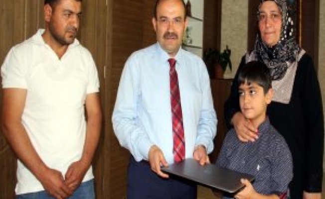 Vali Ustaoğlundan Şehid Oğluna Bilgisayar