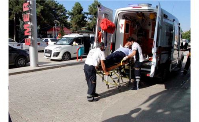 Elazığda Kamyonetle Yolcu Minibüsü Çarpıştı: 5 Yaralı