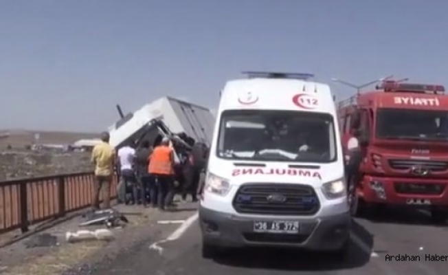 Korkuluklara Çarpan Kamyon Köprüde Asılı Kaldı