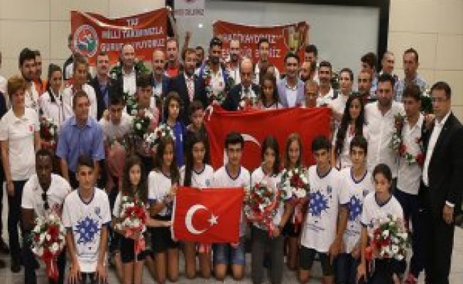 Atletizm Milli Takımı Yurda Döndü