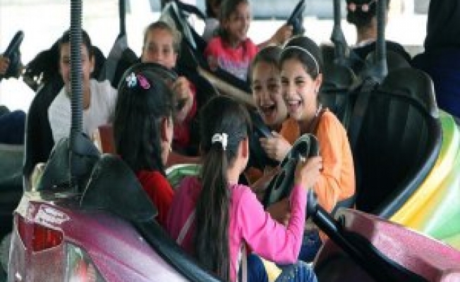 Suriyeli Ve Iraklı Çocuklar İlk Kez Lunaparka Gitti