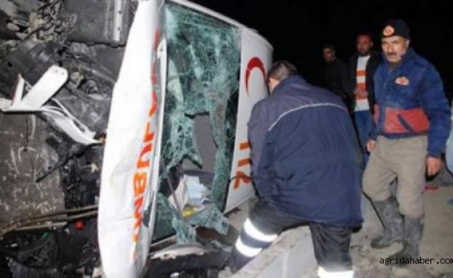 Ağrıda Hasta Taşıyan Ambulans Devrildi : 4 Yaralı