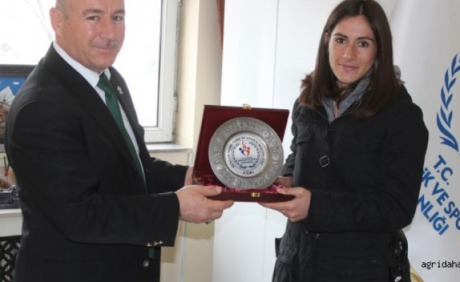Ağrı GHSİMden Milli Sporculara Teşekkür Plaketi