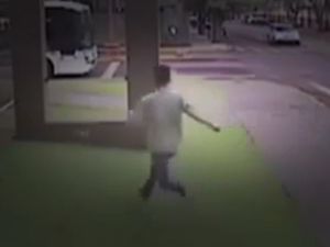 Otobüse Yetişmeye Çalışan Çocuk