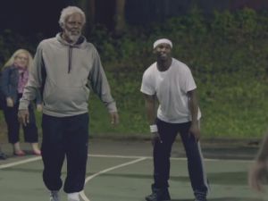 Basketçi yaşlı adam