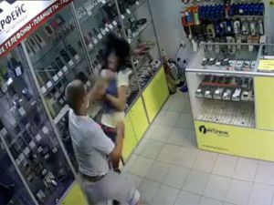 Genç Kadına Böyle Saldırdı