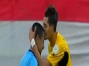 Sarı kart gösteren hakemi alnından öptü