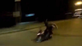 Aşırı süratli motosiklet polise çarptı