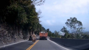 Dağdan kopan kaya yola böyle düştü