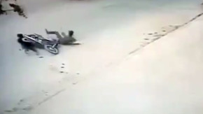 Devrilen motosikletin altında kaldı