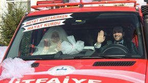 İtfaiye aracı gelin arabası oldu