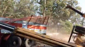 Kamyonu kurtaran vinç devrildi