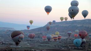 Kapadokya’da yer turist gök balon dolu