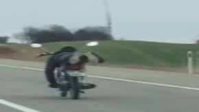 Motosiklet üzerinde tehlikeli yolculuk
