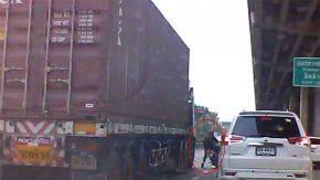 Motosikletli kamyonun altında can verdi.